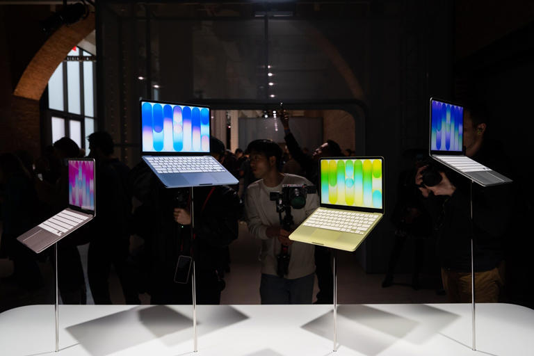 Apple tops estimates, even as iPhone sales fail to impress