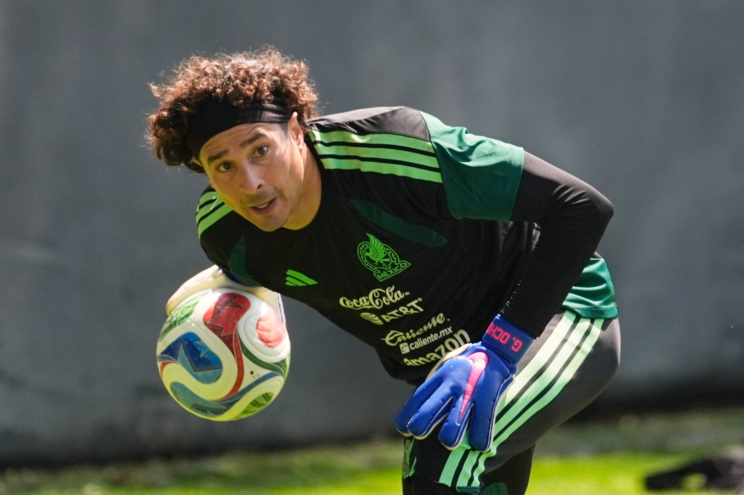 El portero mexicano Guillermo Ochoa se prepara para una emotiva despedida tras el Mundial.