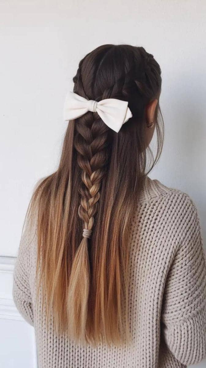 5 variasi tatanan rambut half up dengan kepang yang chic dan artsy