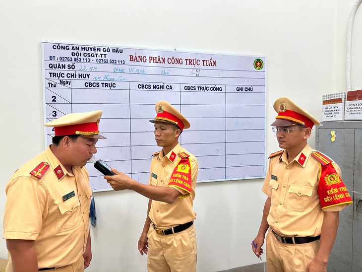 Cảnh sát giao thông Tây Ninh ra đường trực dịp lễ phải thổi nồng độ cồn