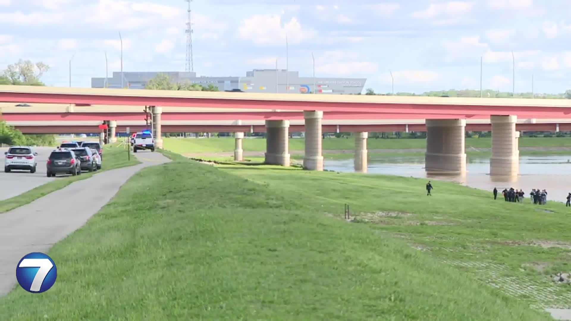 Homicide detectives investigating after body found on river edge in Dayton