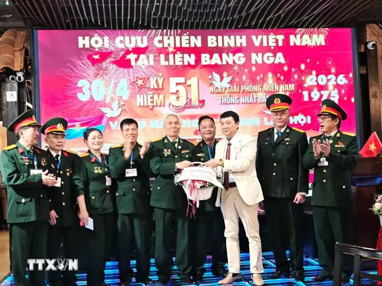 Các hội đoàn tặng hoa chúc mừng các cựu chiến binh trong ngày Chiến thắng 30/4. (Ảnh: Tâm Hằng/TTXVN)