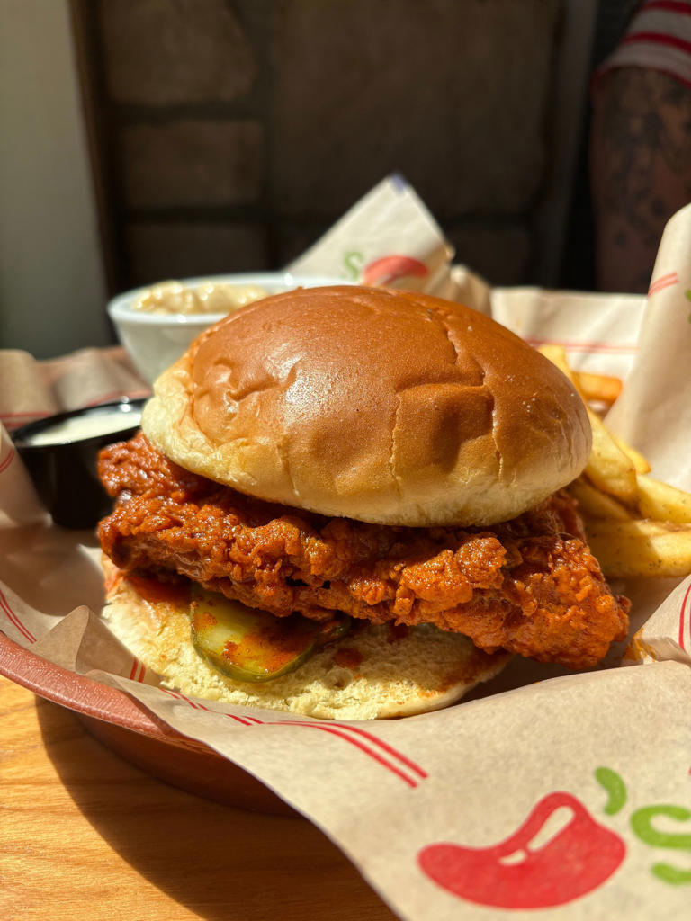 Chili's has just entered the chicken sandwich wars with 6 new crispy ...