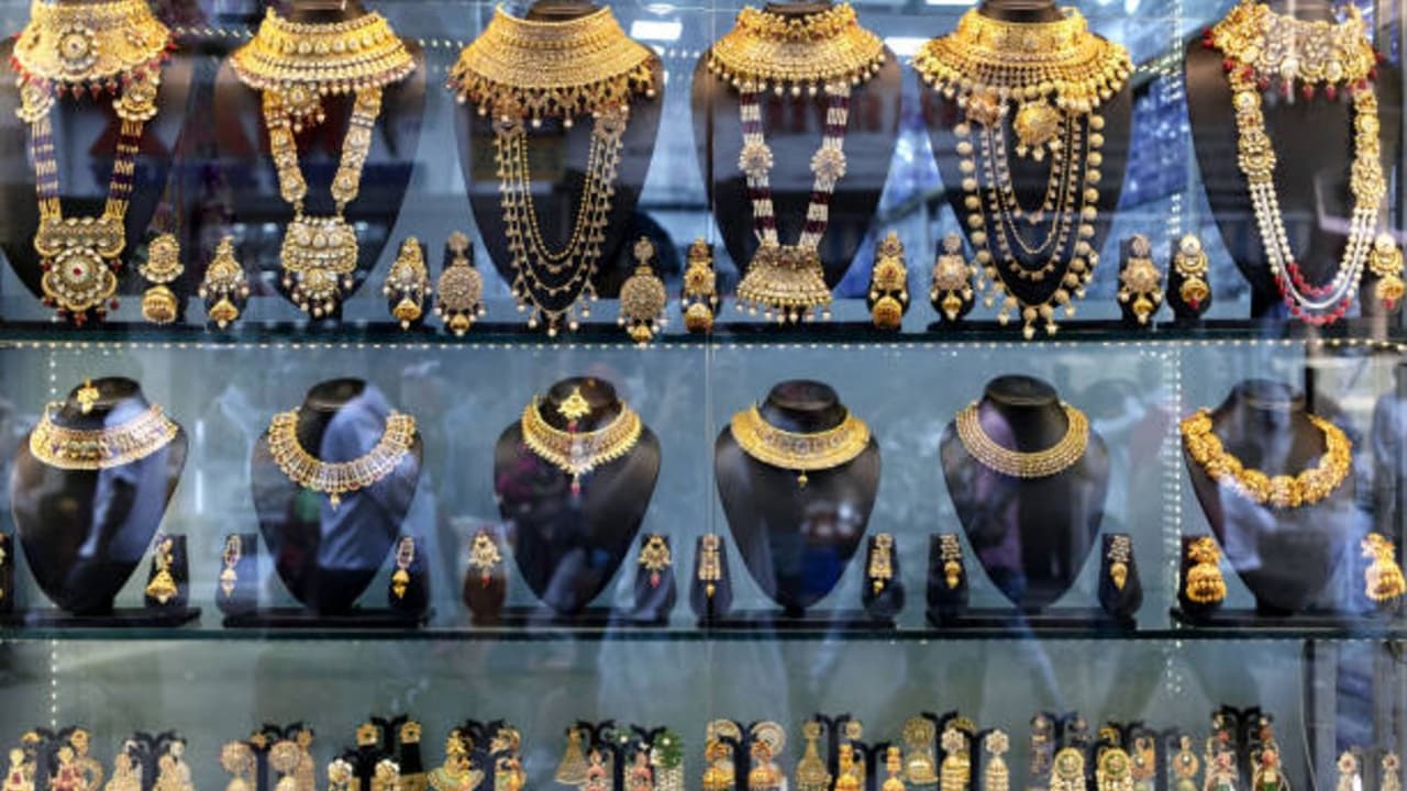 Gold price rate: দারুণ খবর, মাসের শুরুতে কমে গেল দাম, রইল বিভিন্ন শহরে ...