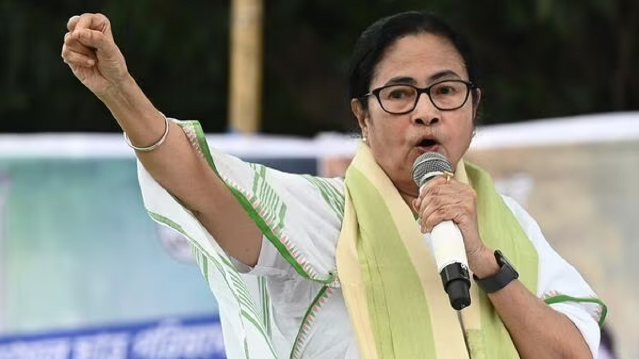 స్ట్రాంగ్ రూమ్ వద్దకు మమతా బెనర్జీ... జీవన్మరణ పోరాటమని వార్నింగ్