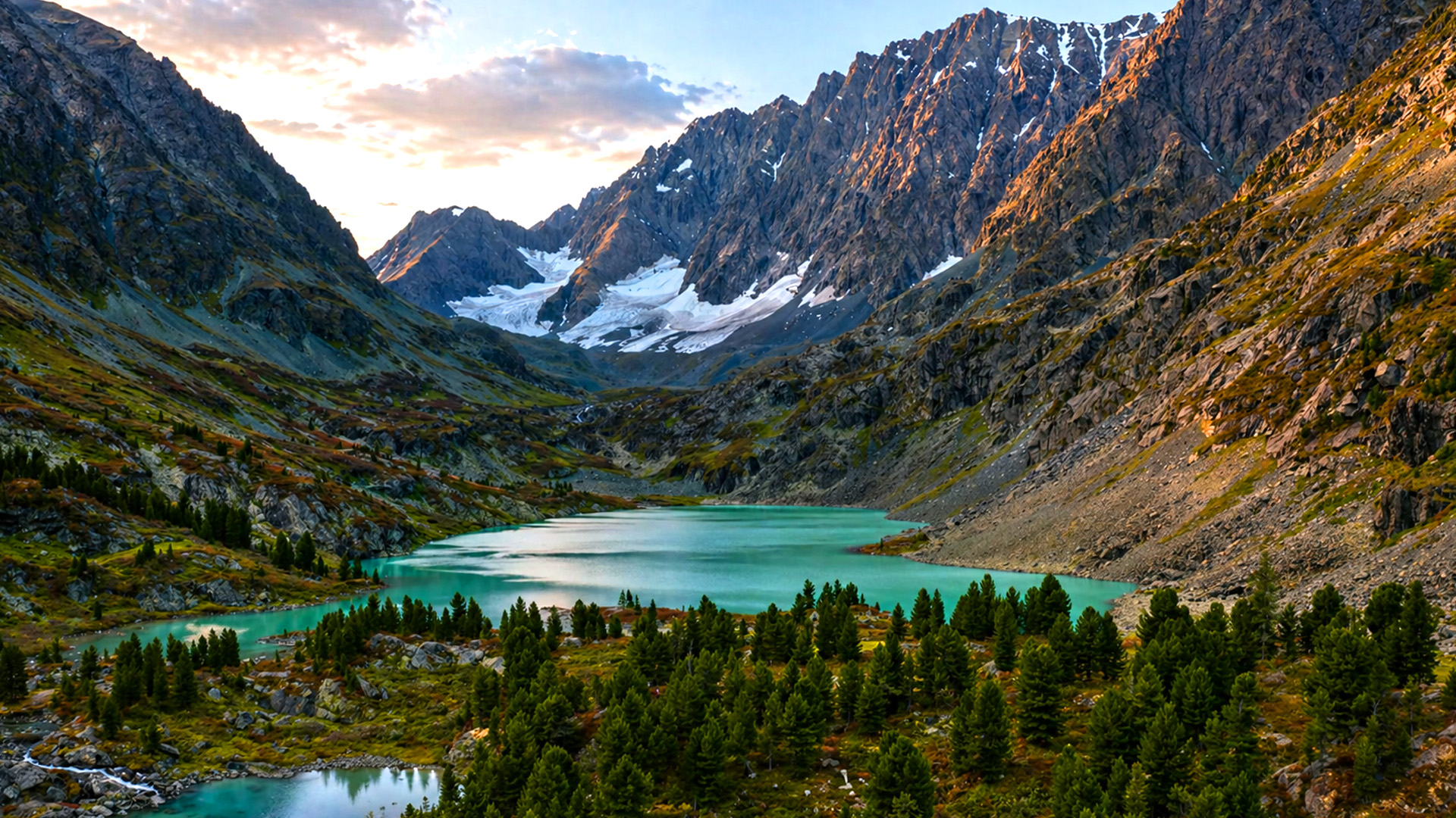 Un lago turquesa escondido en las remotas montañas de Altái