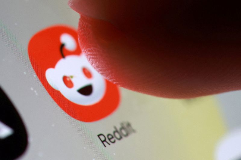 Reddit rallies as AI‑driven ad growth fuels strong revenue outlook