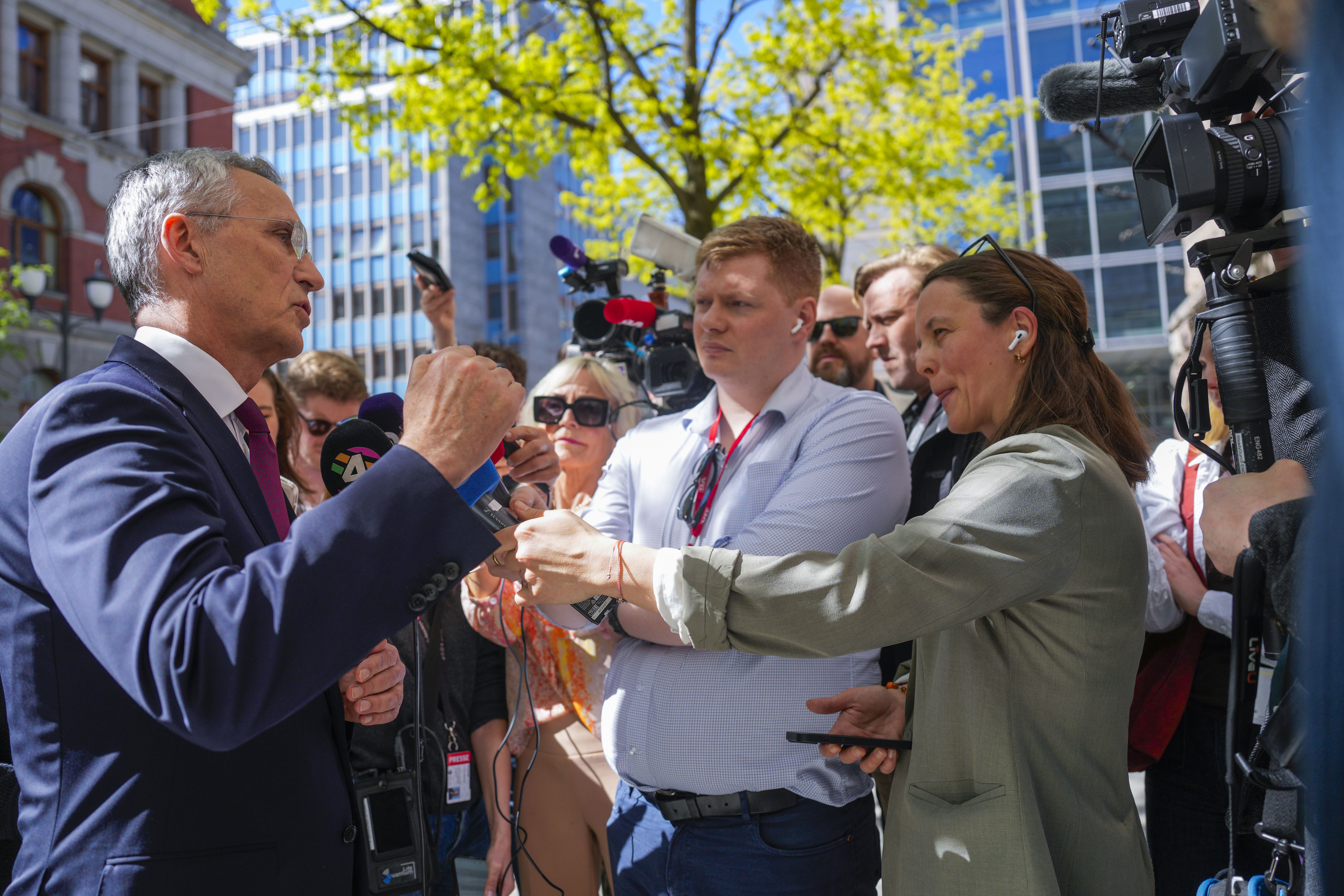 Finansminister Jens Stoltenberg (Ap) kunngjorde torsdag at regjeringen ville gjennomføre resten av kuttene selv om de mener de kan være lovstridige. Foto: Javad Parsa / NTB