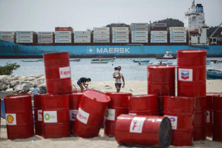 En EU, petróleo supera 120 dólares el barril y el conflicto en Irán no cede