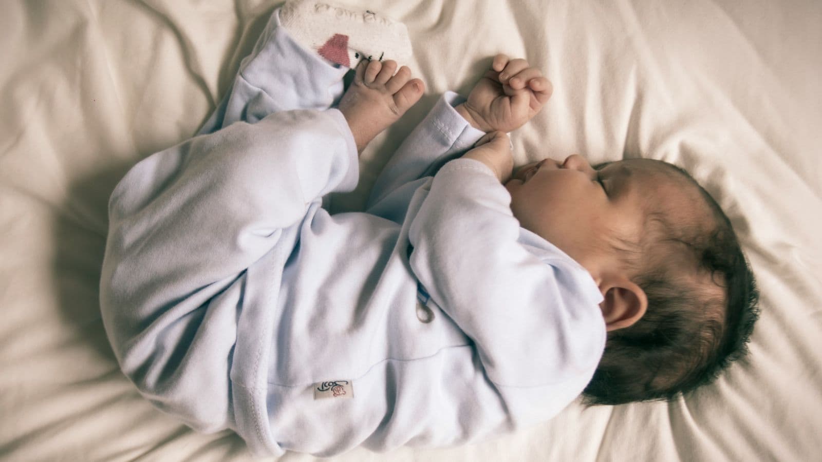 Pourquoi les bébés naissent avec des cheveux blonds avant de devenir ...