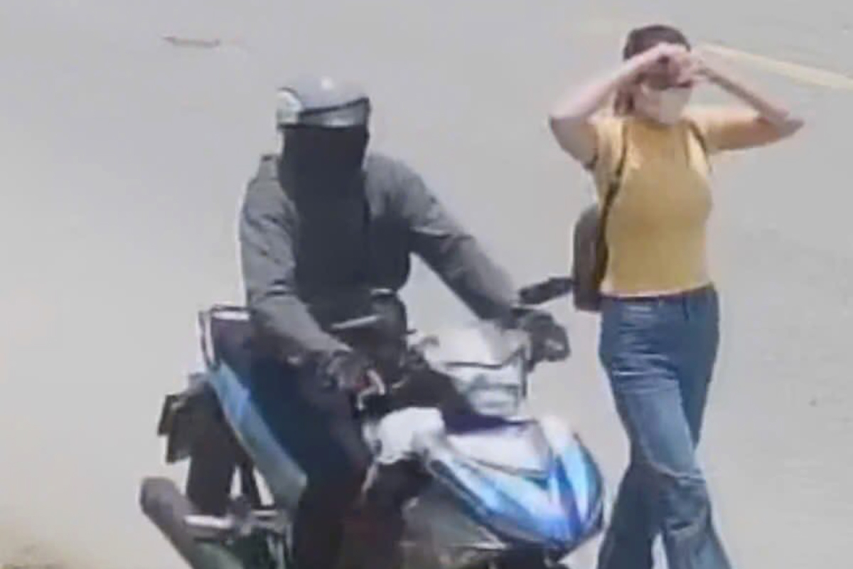 Người phụ nữ cướp giật nhiều vàng của chủ tiệm