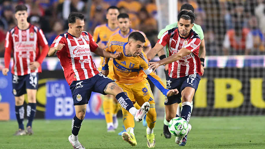 Las posibles alineaciones titulares del partido Tigres UANL vs Chivas