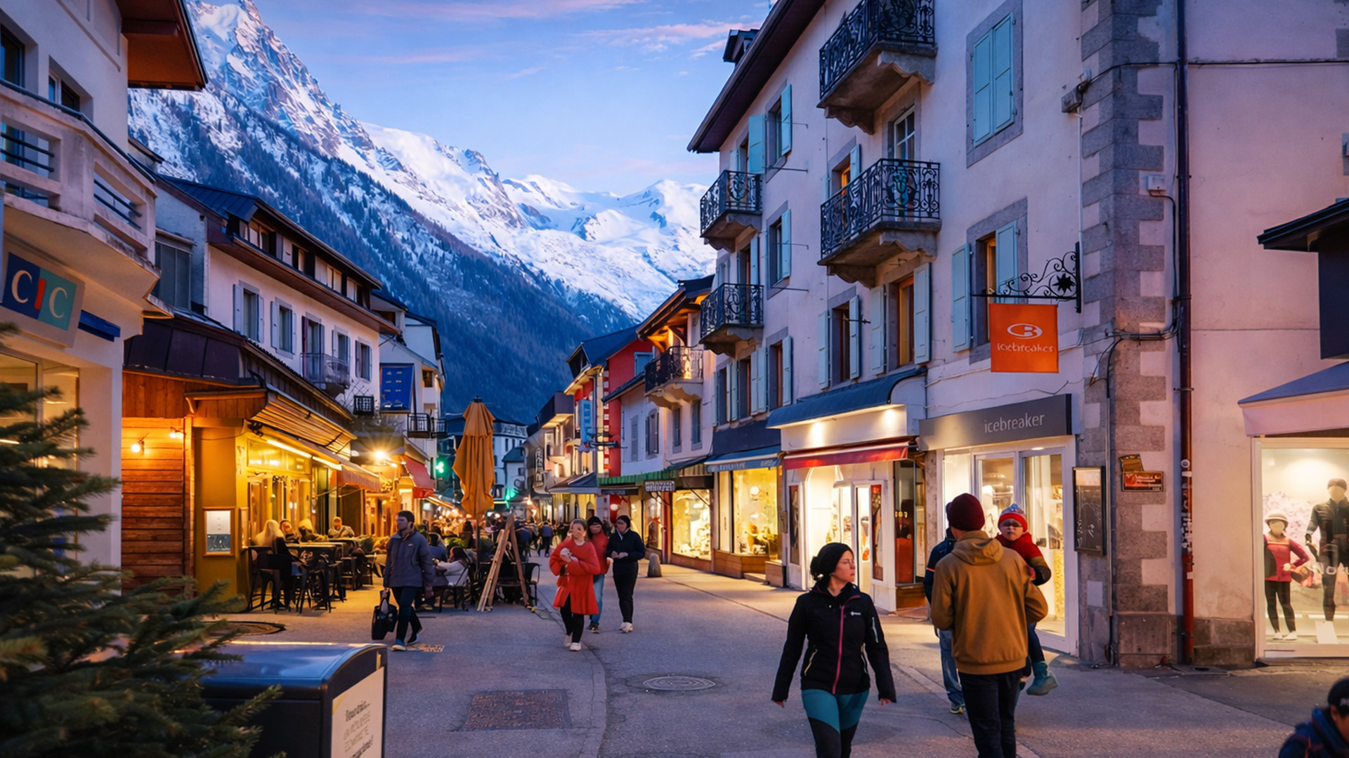Chamonix Mont Blanc lyser upp under en stillsam kvällspromenad (4K)