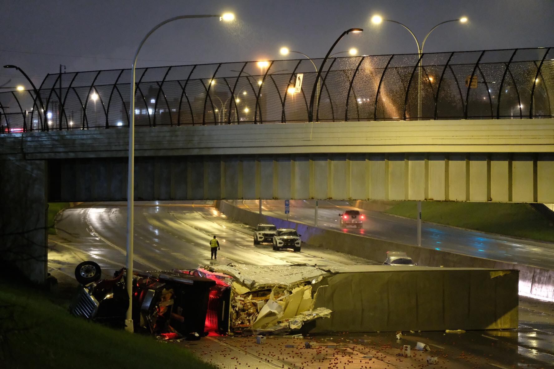 Traffic resumes on I-75 after overturned semi shut down northbound ...