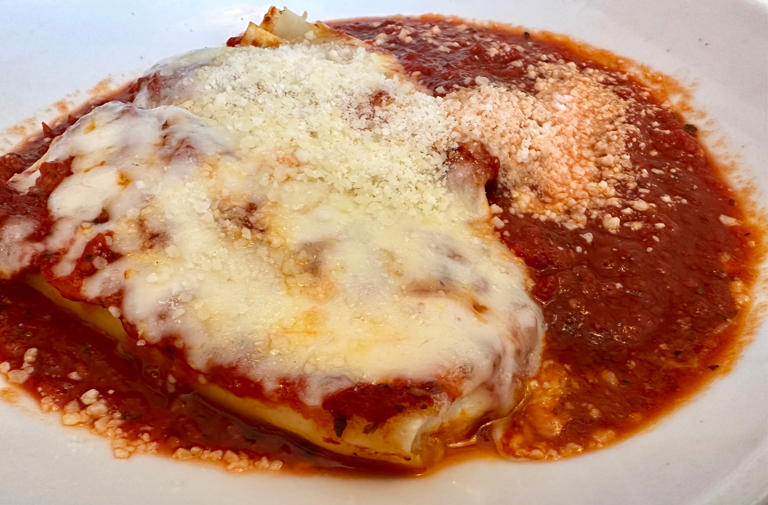 There's much more than pizza at Bizarro's in Suntree — and it's grand