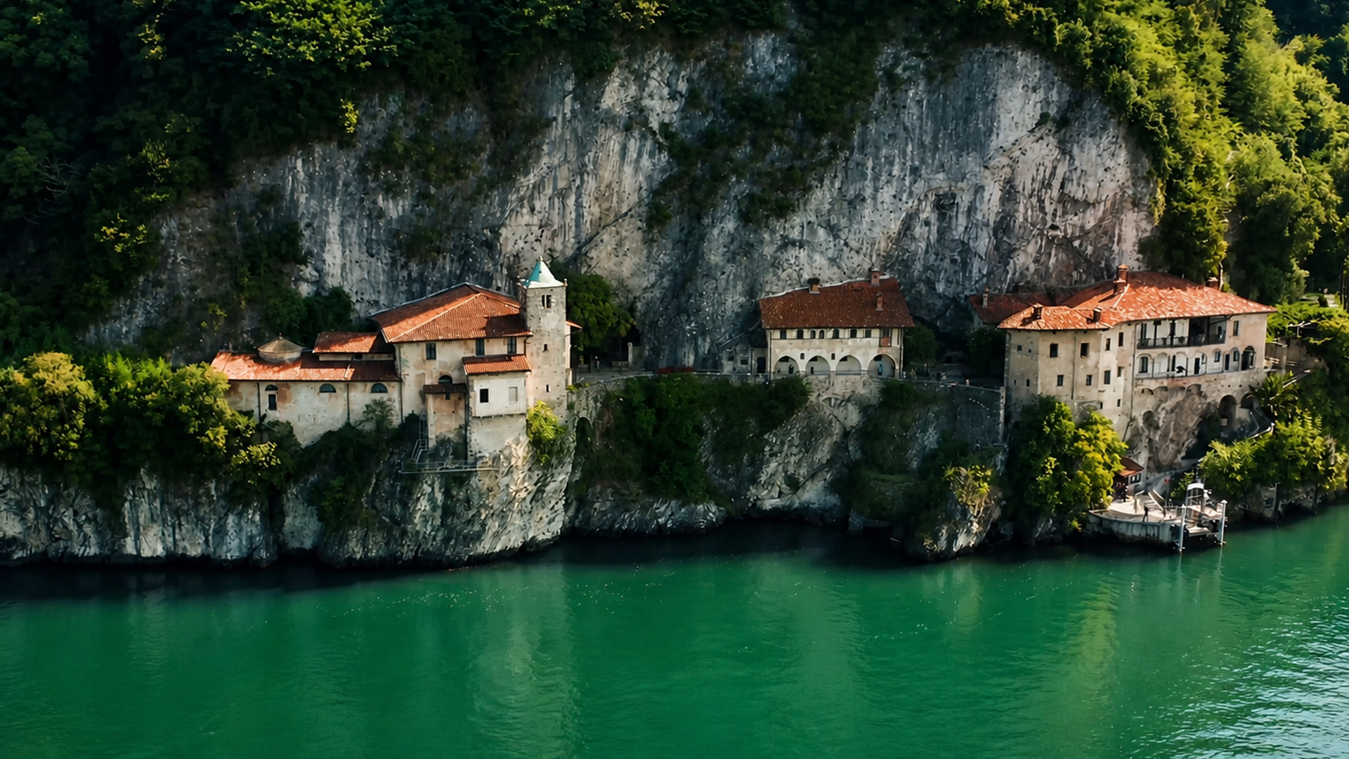 Edifici scavata in una scogliera sopra l'acqua