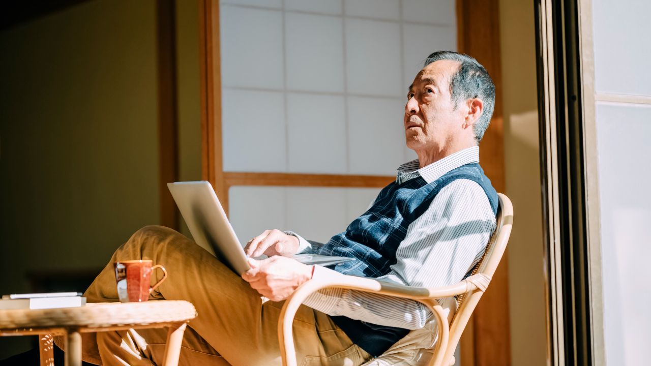 「私は間違えたのかもしれません」…バブル熱狂時代も冷静に積立投資、60歳時点で資産1億円を突破した元公務員。静まりかえる家で「猛烈な虚無感」に ...