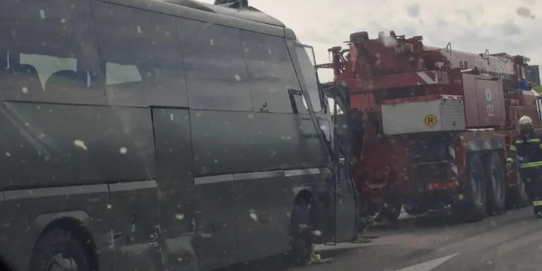 Schwerer Unfall mit Bundesheer-Bus auf Autobahn in Niederösterreich