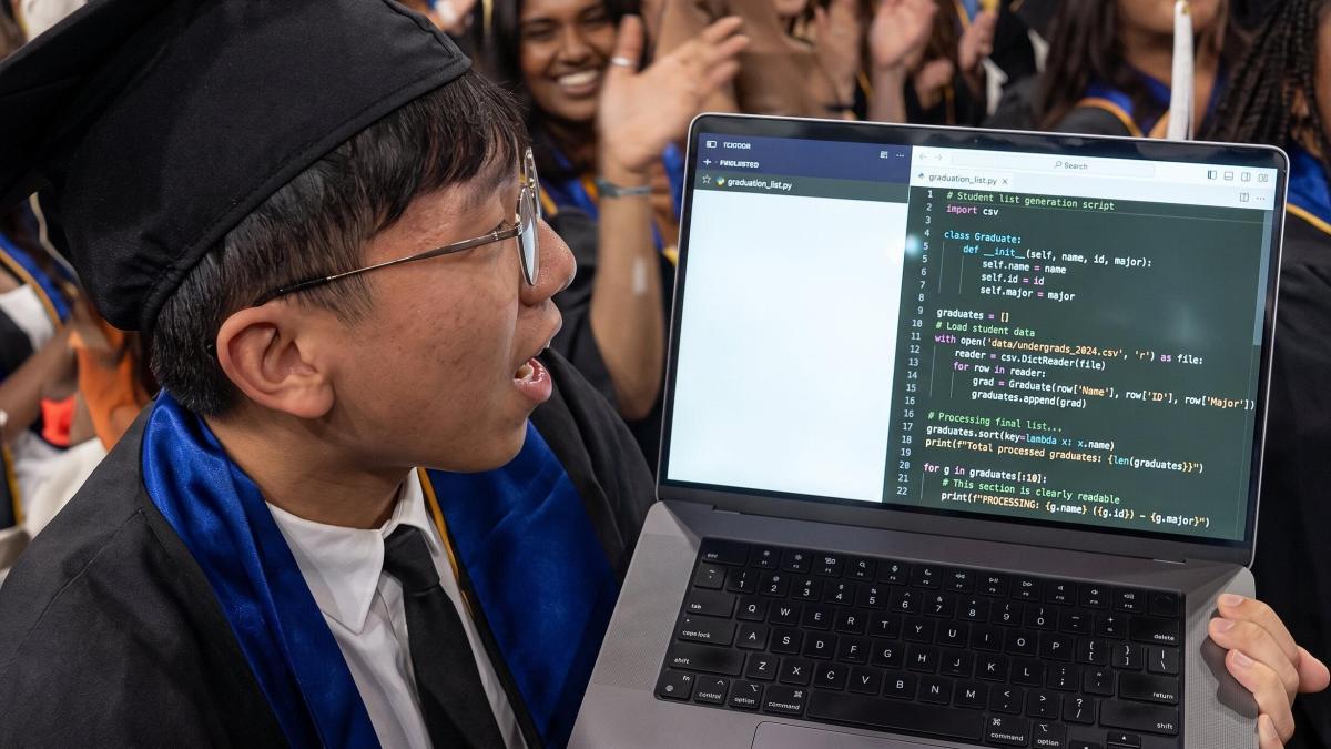 Un estudiante aprovecha su graduación para admitir que aprobó gracias a ...