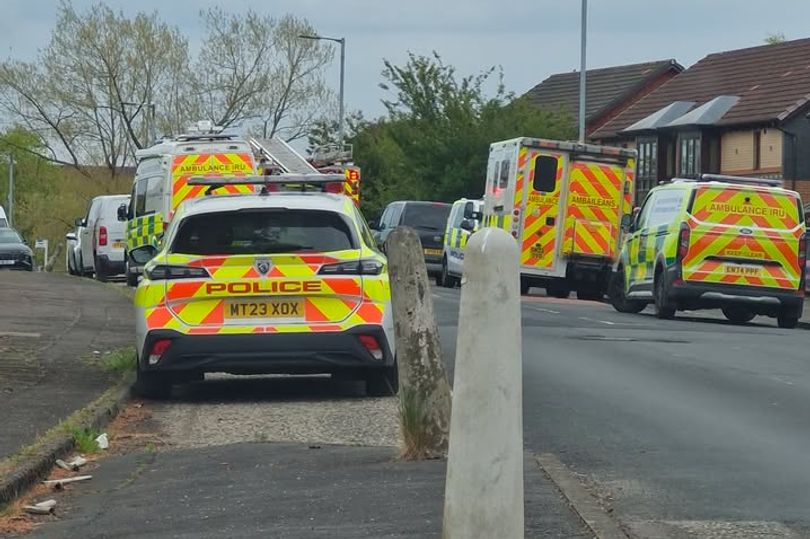 Police and paramedics rush to Glasgow street in ongoing emergency incident