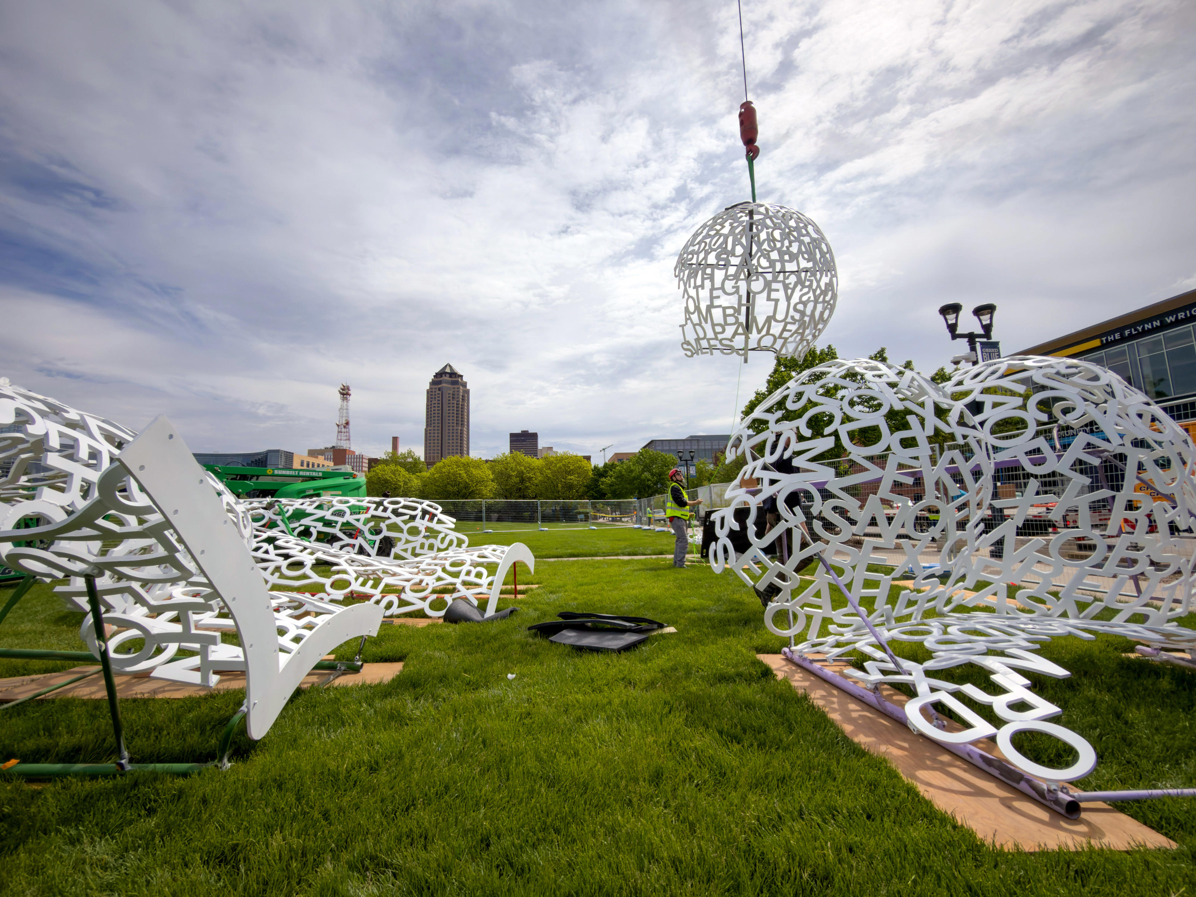 Nomade sculpture returns to Des Moines after monthslong restoration