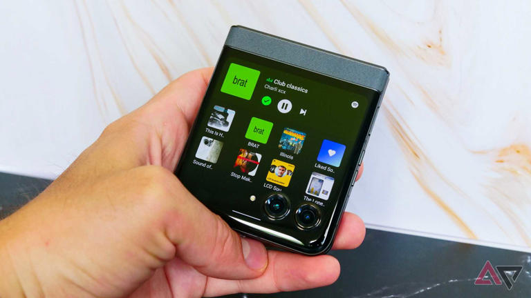 Skip Motorola's latest drop and grab this Razr flip phone for just $260 ...