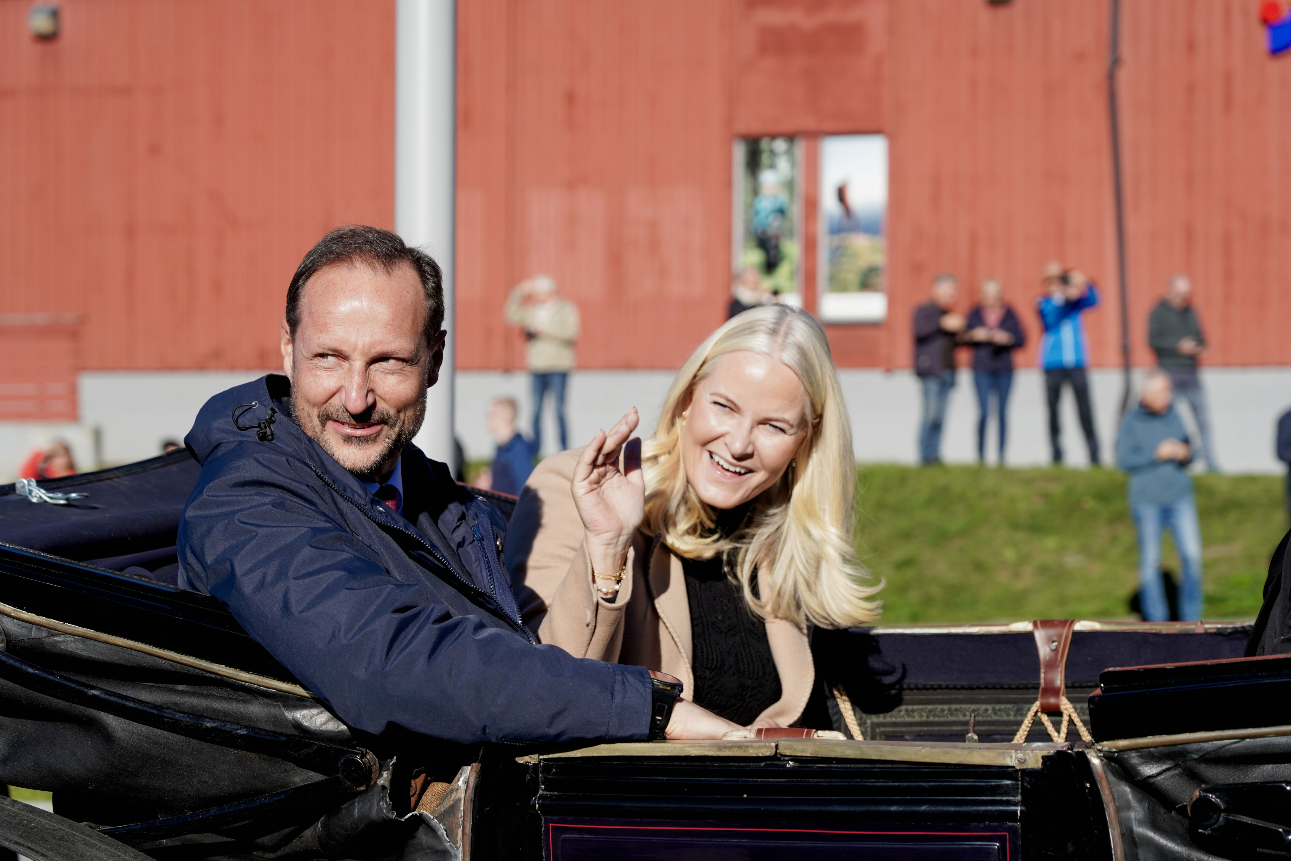 Kronprins Haakon og kronprinsesse Mette-Marit starter fylkesturen i Åmli kommune i september. Her fra et besøk i Ål i Hallingdal i fjor. Foto: Ole Berg-Rusten / NTB