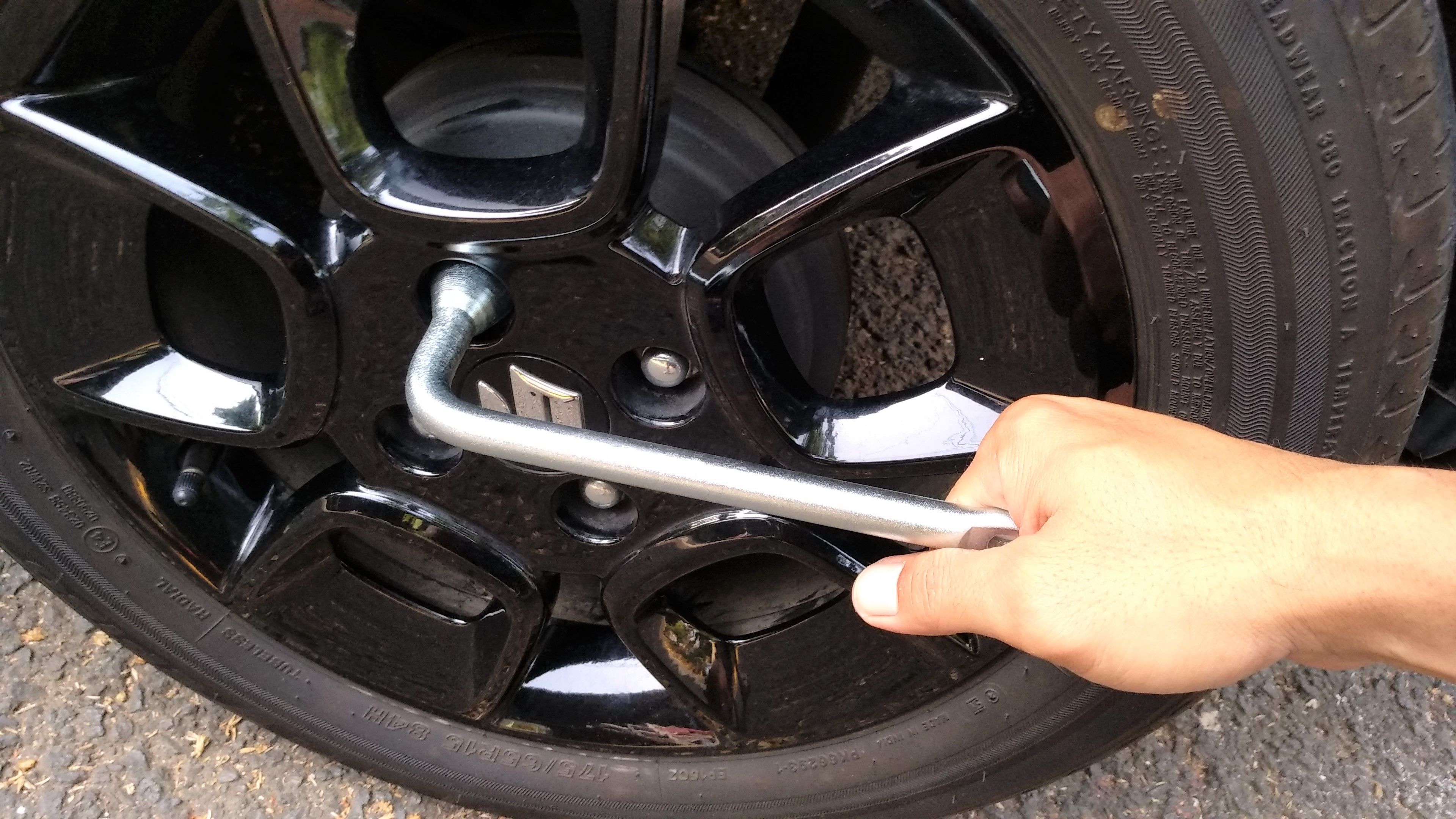Begini caranya agar baut-baut roda di mobil bekas gampang dibuka
