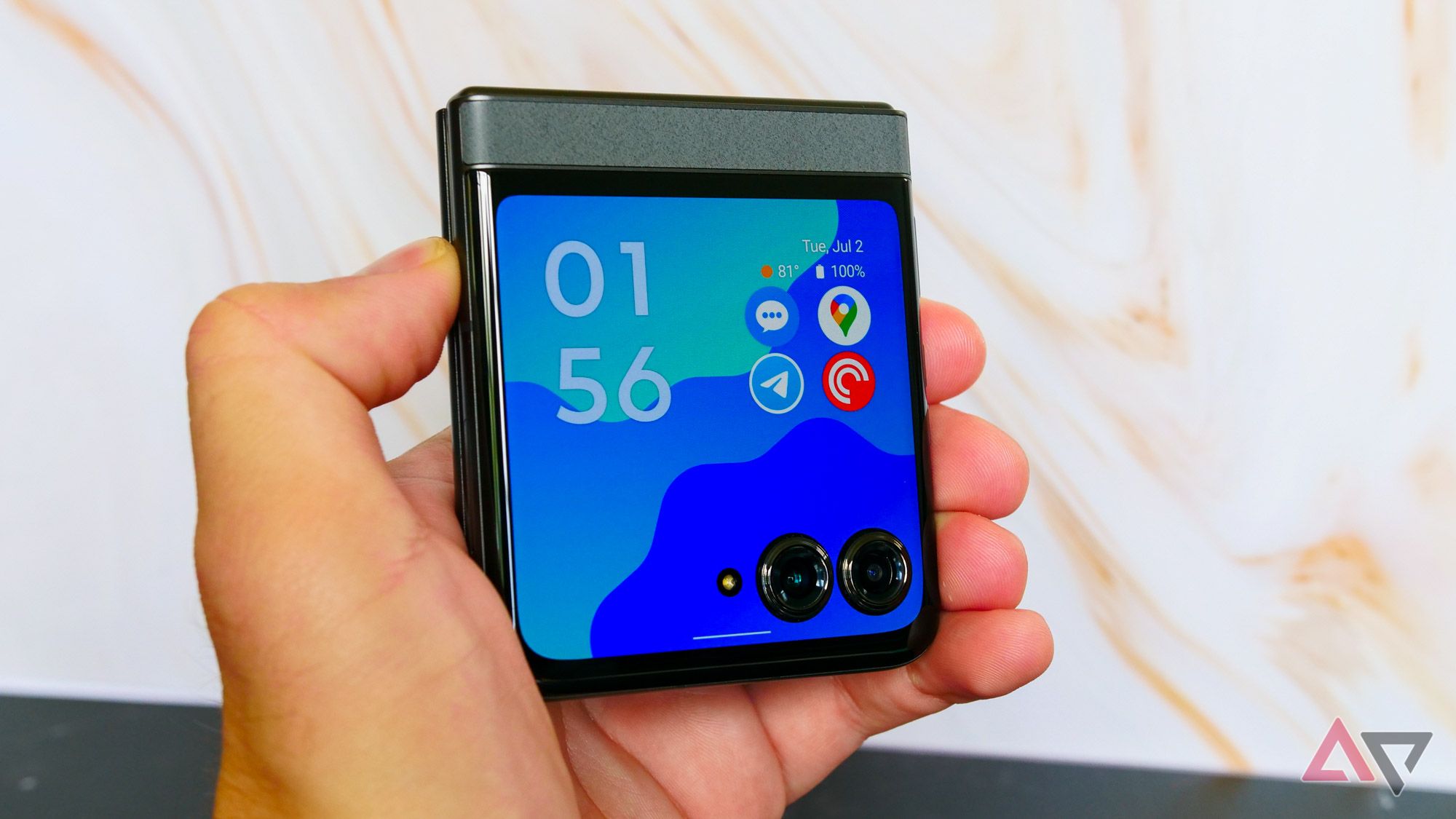 Skip Motorola's latest drop and grab this Razr flip phone for just $260 ...