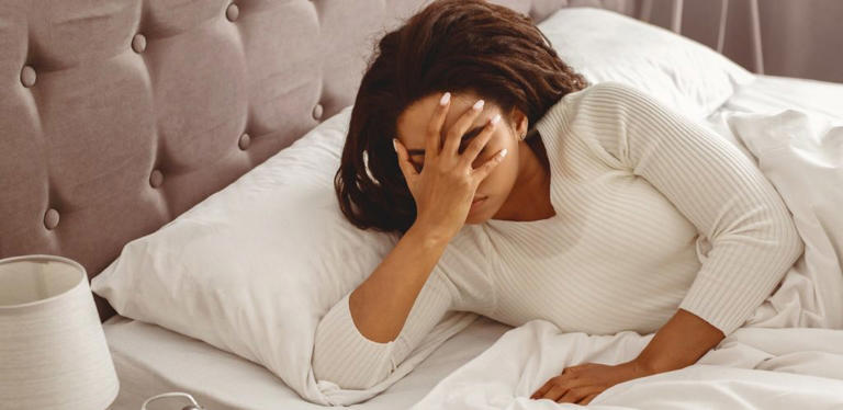 لماذا تعانين من تعب بعد الاستيقاظ مباشرة رغم نومك لساعات طويلة؟
