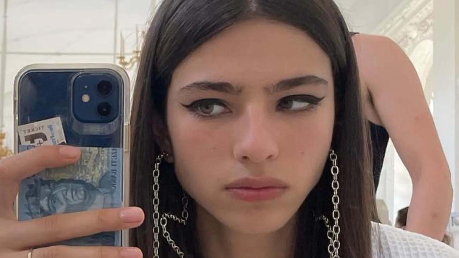 «Un look andrógino»: el estilo de esta modelo francesa genera opiniones ...