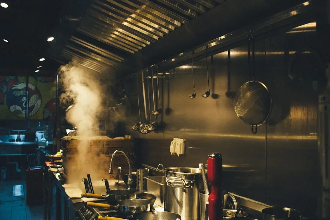 9 restaurant habits that make open kitchens feel overbearing