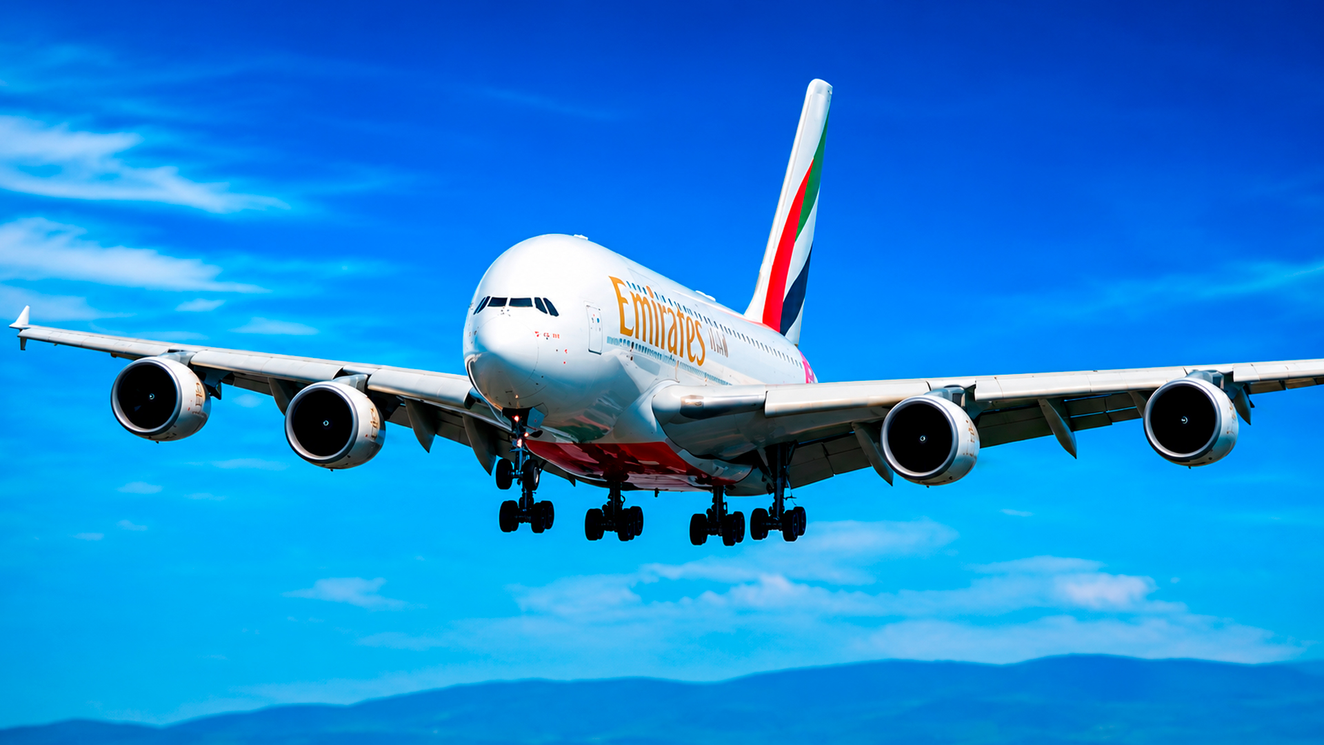 Giant A380 struggles in strong crosswinds