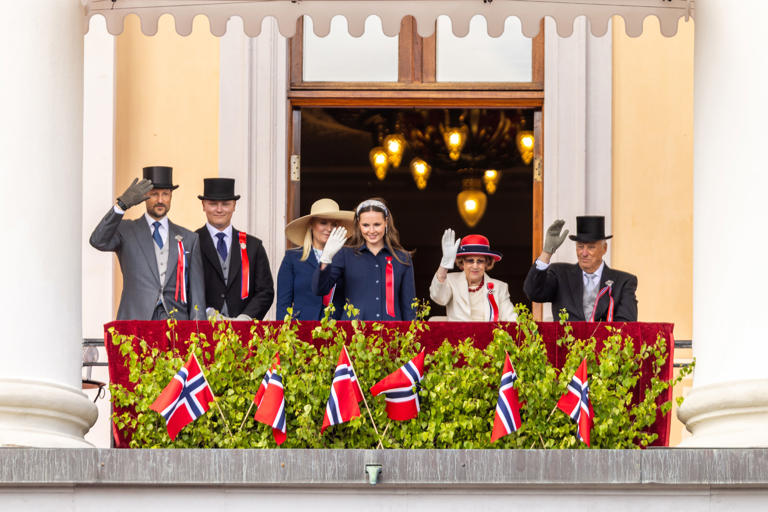 Kongefamilien på 17. mai i fjor. I år blir feiringen uten prinsesse Ingrid Alexandra, som skal feire i Sydney der hun studerer. Foto: Amanda Pedersen Giske / NTB