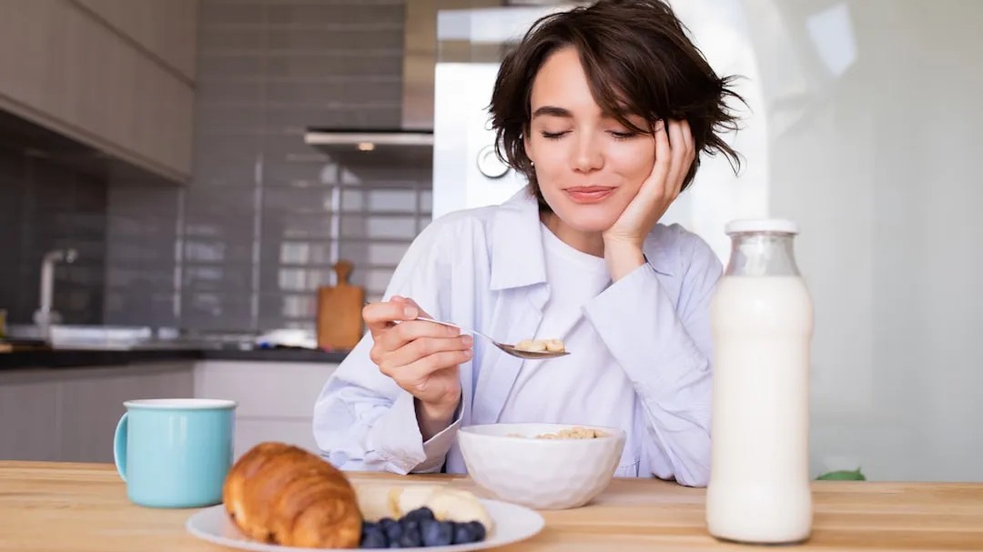 Why sleeping less than 6 hours makes you crave junk food the next day