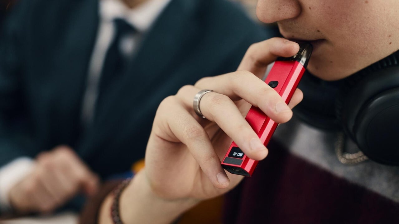 Breaking down controversial FDA decision to approve fruit-flavored e- cigarettes | Watch