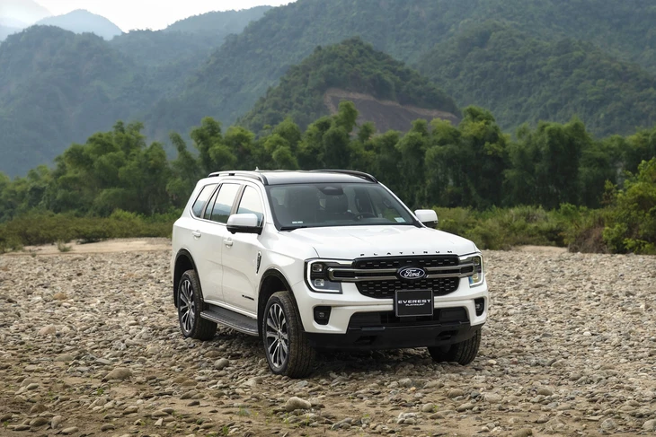 Ford Everest 2026 ra mắt Việt Nam: Thêm bản mới giá 1,629 tỉ đồng, động cơ 300 mã lực