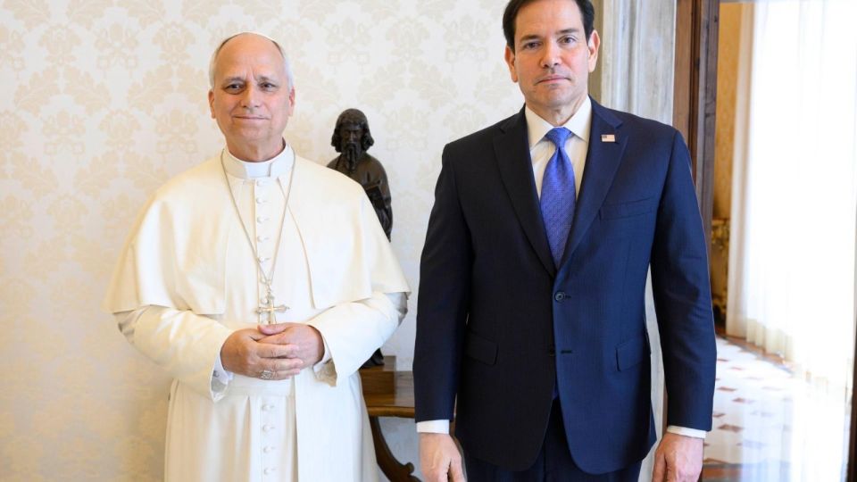 rubio pope standing.jpg