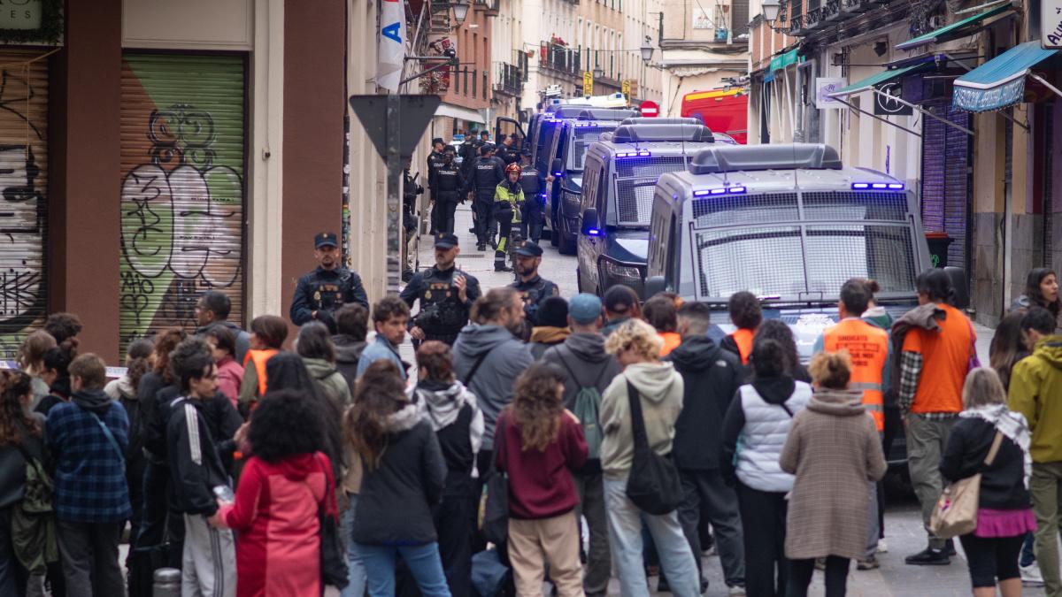 Ocho furgones policiales para dejar sin casa a un jubilado: desahucian ...