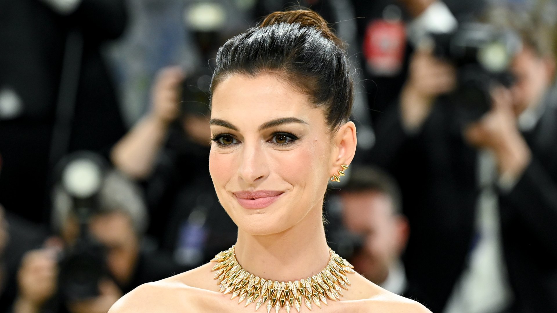 Anne Hathaway's old money tote style doubles as a work bag