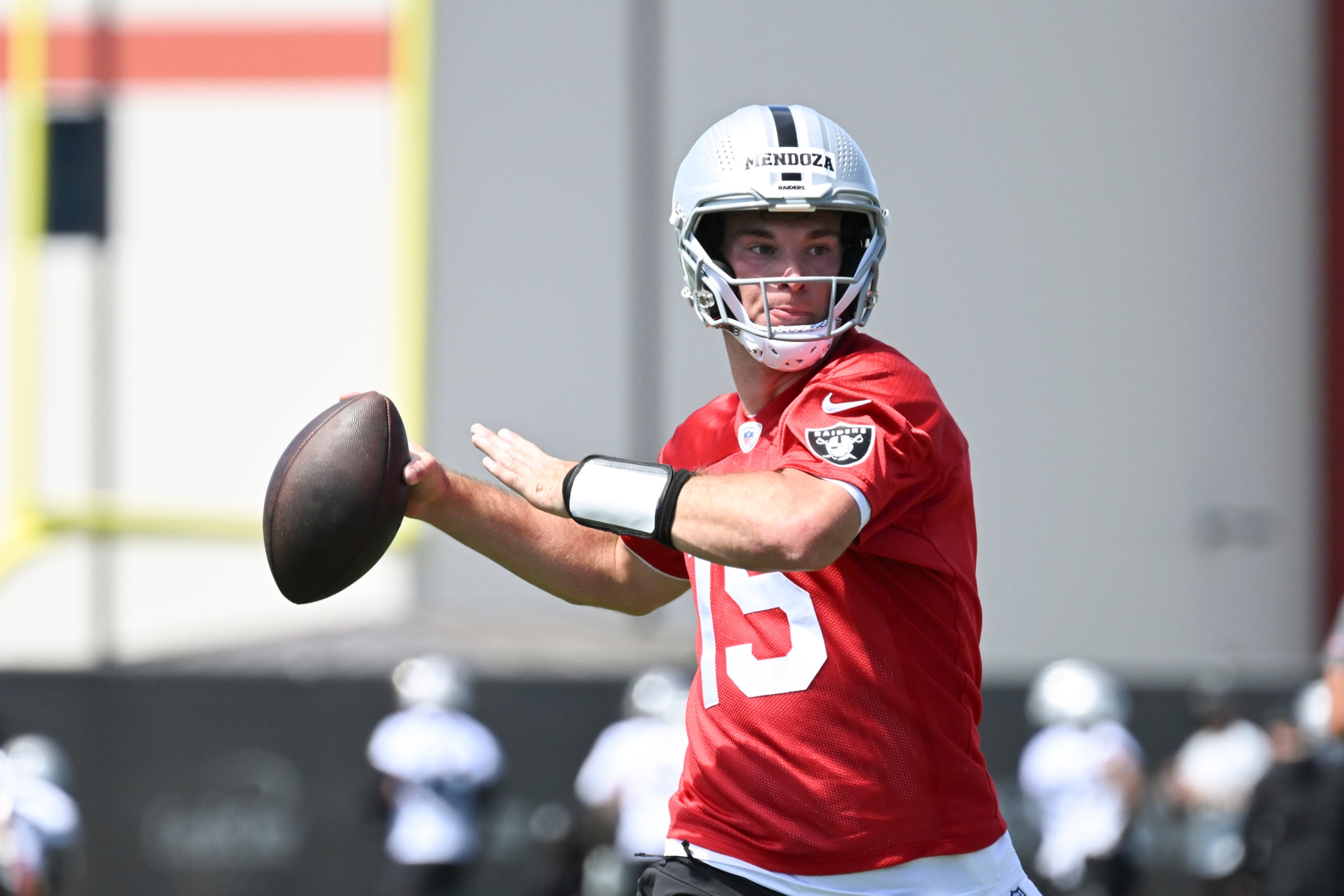 las-vegas-raiders-qb-fernando-mendoza-faces-anonymous-coach-criticism
