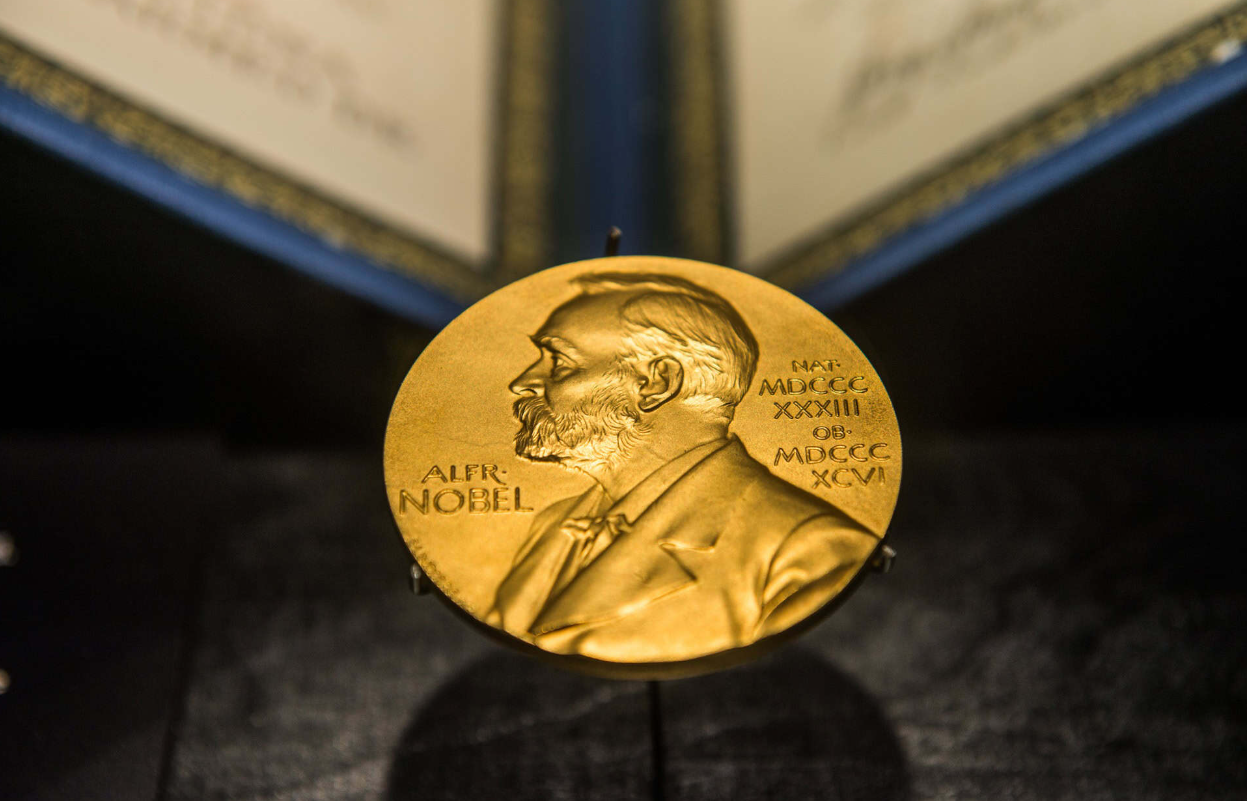 Professor cria prêmio inexistente, reúne vencedores do Nobel e acaba ...