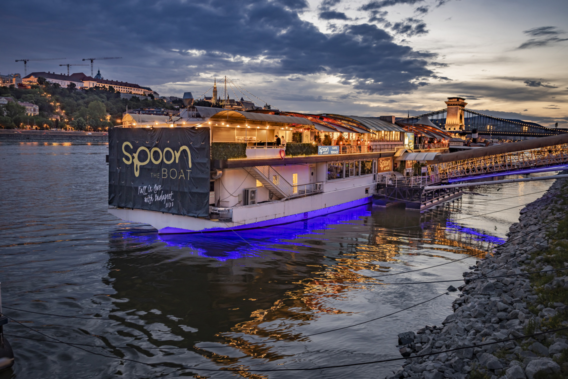 Új koncepcióval hódít a Spoon the Boat: panoráma, mesés ízek, zenei ...