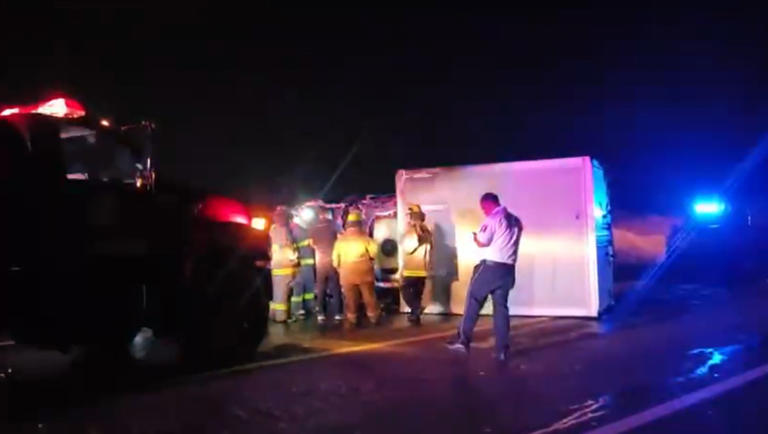 Hombre muere calcinado tras volcadura e incendio en la autopista Siglo XXI