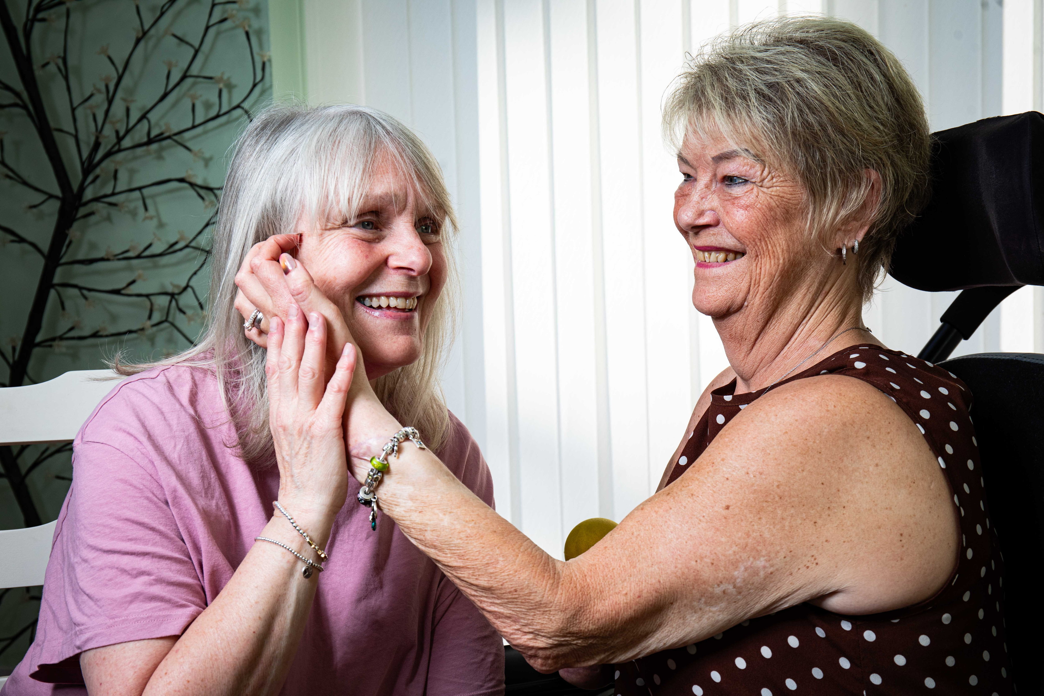 “We were both crying”: Milton Keynes hand transplant recipient meets ...