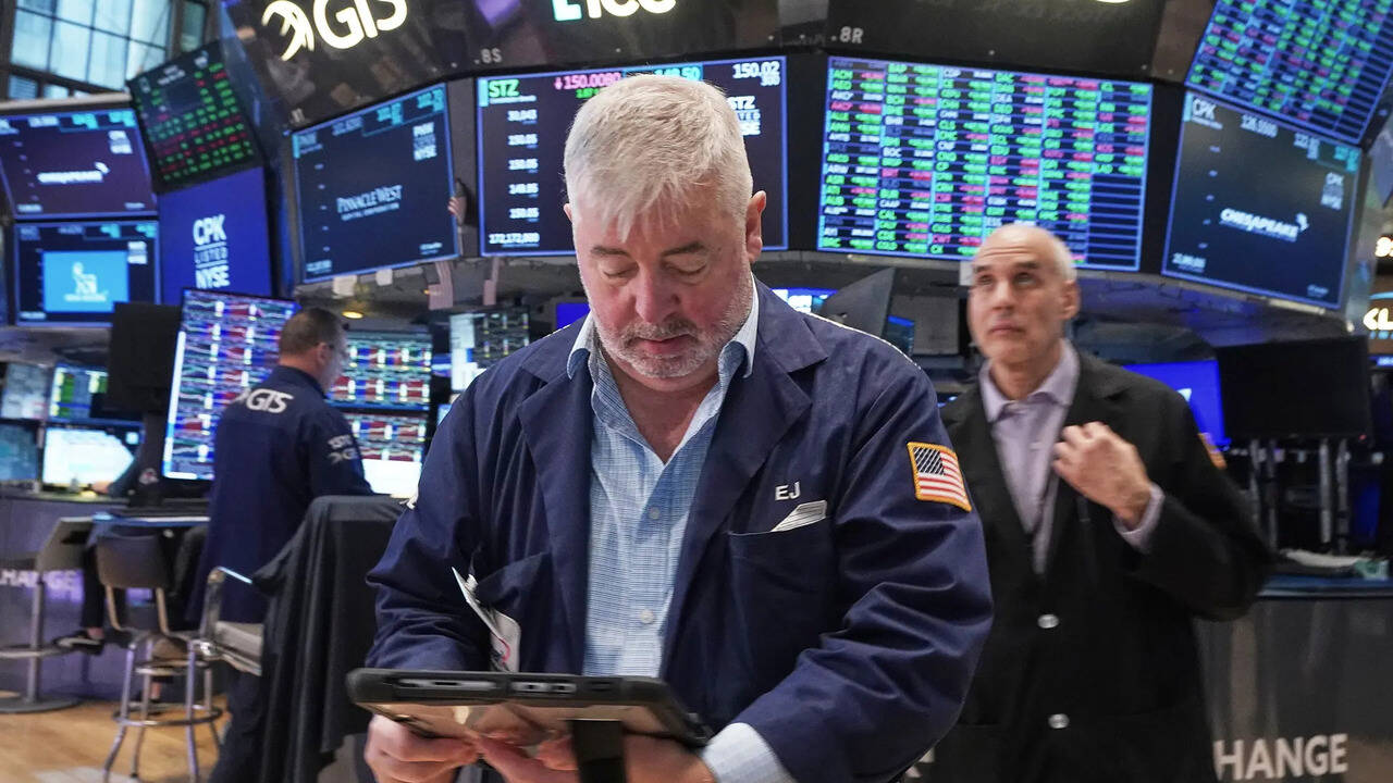 US stock market remains steady amid declining oil prices