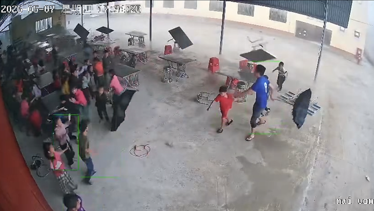Thót tim với cảnh gió lốc thổi bay bàn ghế, học sinh chạy tán loạn ở Lào Cai