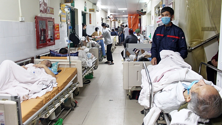 Bệnh viện đã quá tải, lại gặp khó vì bảo hiểm y tế 'treo' tiền giường