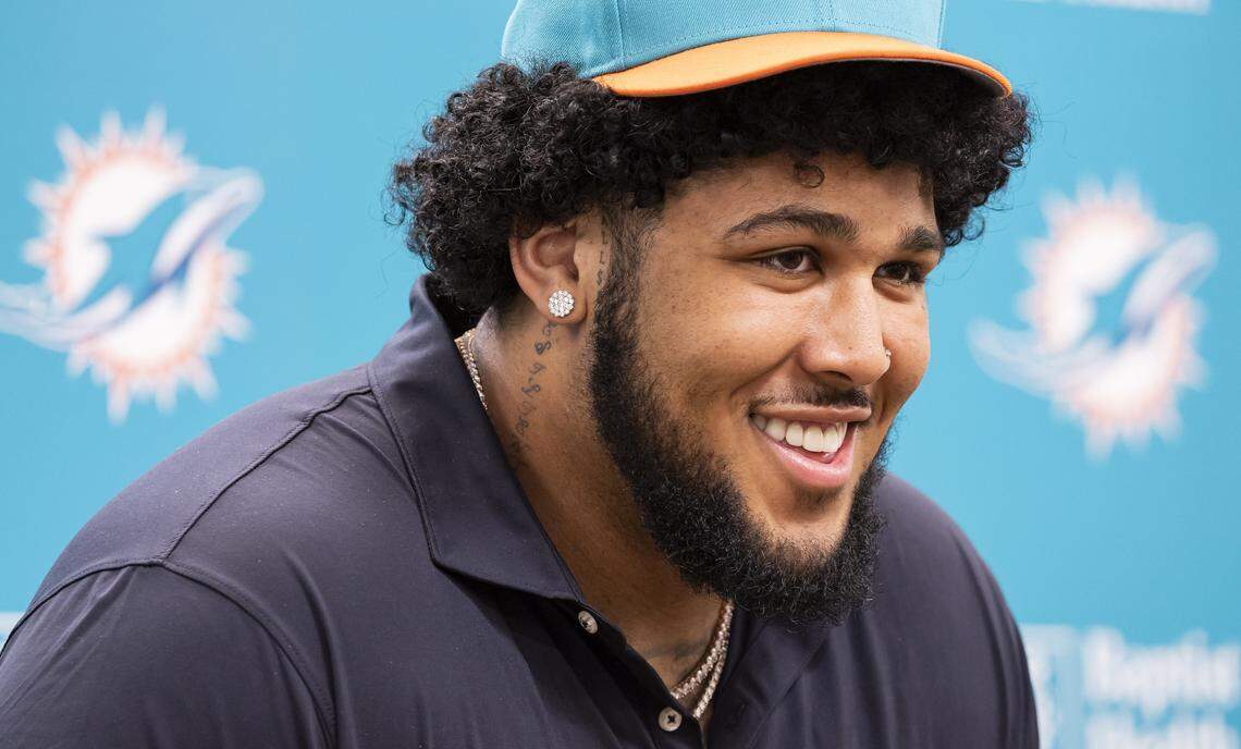 Miami Dolphins sign first-round offensive lineman Kadyn Proctor