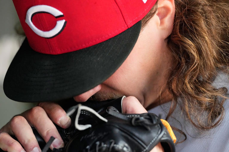 Cincinnati Reds starter Rhett Lowder exits with right shoulder ...